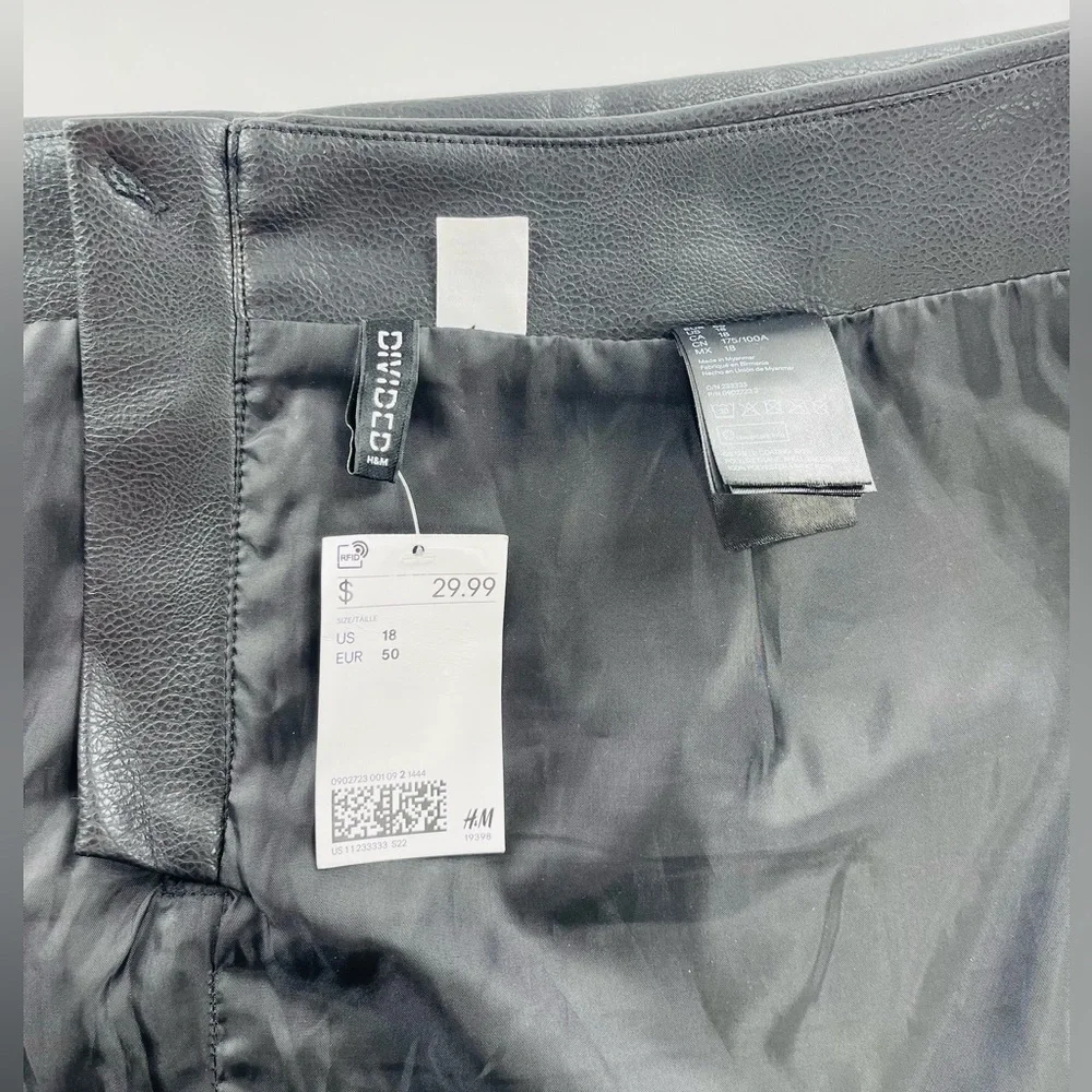 H&M BLACK FAUX LEATHER MINI SKIRT WITH SILVER ZIPPER SIZE 18